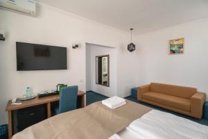 TV a/nebo společenská místnost v ubytování Hotel Comat Deva
