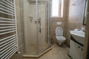 Koupelna v ubytování Hotel Comat Deva + 37 fotografií