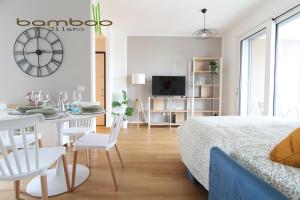 une chambre avec un lit, une table et des chaises dans l'établissement Bamboo Milano Rutilia, à Milan