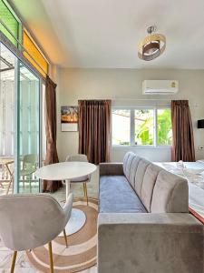 Ένα ή περισσότερα κρεβάτια σε δωμάτιο στο SriThanu relaxing house 2