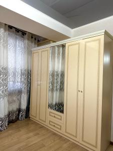 una habitación con algunos armarios con cortinas en Квартира в центре, VEFA, en Bishkek 4 fotos más