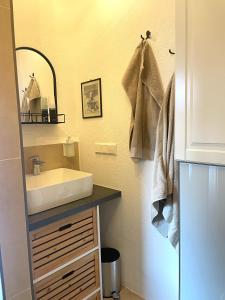 a bathroom with a sink and a mirror at Traumhaftes Tiny Apartment in Weingarten