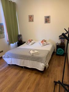 a bedroom with a bed and a wooden floor at Valparaíso Plan, cercano al Congreso Nacional in Valparaíso