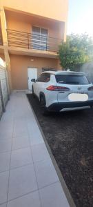 una macchina bianca parcheggiata di fronte a una casa di Lucero del Ibera a Mercedes
