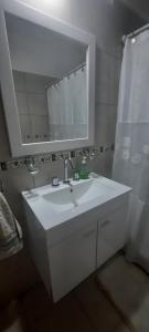 un bagno con un lavandino bianco e uno specchio di Lucero del Ibera a Mercedes
