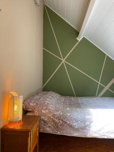 Un dormitorio con dos camas y una pared verde. en Hengelhoef Ceder 106, en Aan de Wolfsberg
