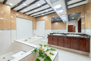 a bathroom with two sinks and a tub and a shower at Hotel Chalet El Castillo by Majuva in Armenia