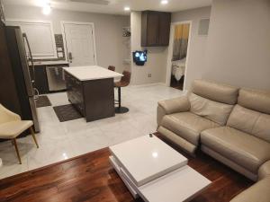 Η κουζίνα ή μικρή κουζίνα στο Modern Family Home with guest heat garage, Pet-Friendly!- NO BASEMENT