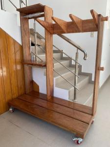a wooden cart with stairs in a room at Chicama D'Amore Dpto Familiar Kids & Wave on PtoMalabrigo in Puerto Chicama