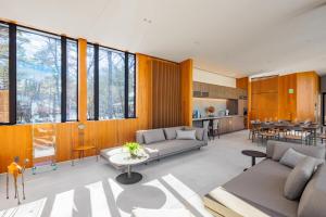 Ruang duduk di D-Plus Chalet Hakuba by Jade Group