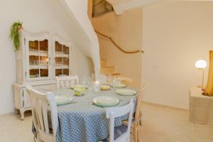 a dining room with a table with plates and chairs at Le Segarius maison de charme-Clim dans les chambres - cour extérieure - Wifi in Puisserguier