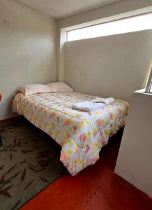 a small bed in a room with a window at Alojamiento en Puno in Puno
