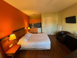 Garden & City Luxeuil Ex Le Métropole et Les Thermes客房内的一张或多张床位