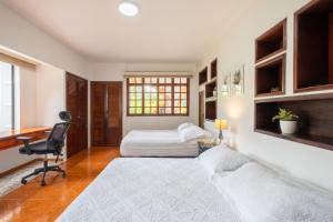 a bedroom with a bed and a desk at Hotel Chalet El Castillo by Majuva in Armenia