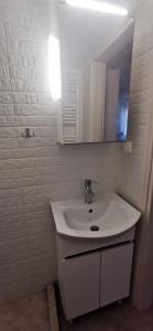 une salle de bain blanche avec un lavabo et un miroir dans l'établissement Nea Elvetia Metro Station apartment Thessaloniki-Νέα Ελβετία Στάση Μετρό Θεσσαλονίκη, à Thessalonique 7 autres photos