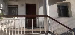- un balcon d'une maison avec une porte dans l'établissement Nea Elvetia Metro Station apartment Thessaloniki-Νέα Ελβετία Στάση Μετρό Θεσσαλονίκη, à Thessalonique