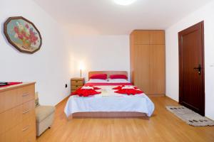 ソゾポルにあるGuest House Tulenのベッドルーム1室(赤い枕のベッド1台付)