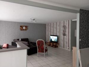 TV a/nebo společenská místnost v ubytování Chambre avec entrée privative