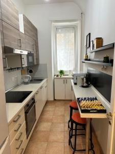 una cocina con barra y una mesa con bebidas. en Botticelli 2 Guesthouse, en Roma