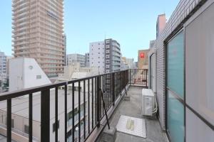 大阪市にある【道頓堀・心斎橋8分、京都奈良の周遊も便利】駅まで30秒｜買物グルメ｜35㎡｜長期｜グループ｜家族の街の景色を望むバルコニー