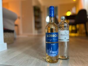 two bottles of wine sitting on a table at Traumhafte Ferienwohnung zwischen Ostsee und Hansestadt in Stockelsdorf