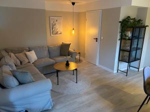 a living room with a couch and a table at Traumhafte Ferienwohnung zwischen Ostsee und Hansestadt in Stockelsdorf