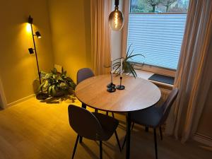 a dining room with a table and chairs and a window at Traumhafte Ferienwohnung zwischen Ostsee und Hansestadt in Stockelsdorf