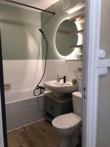 Un baño con inodoro, lavabo y espejo. en seagarden wissant, en Wissant