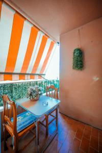 a table and chairs in a room with a window at Apartalux Aqua Sol in Grao de Castellón