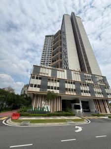 プトラジャヤにあるFamily Friendly Condo at Putrajayaの道路を前に建つ高層ビル