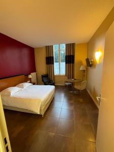 Garden & City Luxeuil Ex Le Métropole et Les Thermes客房内的一张或多张床位