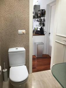 サラウツにあるPentHouse 200m centro playa con Parking privadoの部屋にある白いトイレ付きのバスルーム +33枚の写真