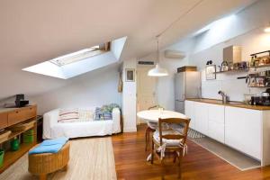 サラウツにあるPentHouse 200m centro playa con Parking privadoのキッチンとテーブルとソファのあるリビングルーム