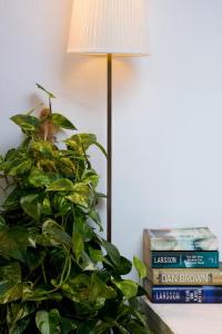 サラウツにあるPentHouse 200m centro playa con Parking privadoの燈台横の植物