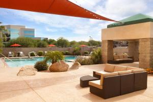 Bazén v ubytování Radisson Hotel Phoenix Airport nebo v jeho okolí