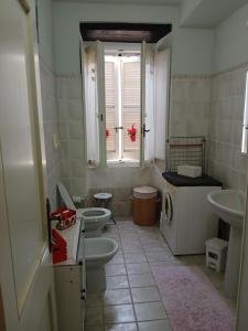 une salle de bains avec 3 toilettes et une fenêtre dans l'établissement GRAZIOSO Appartamento, à Spolète 44 autres photos