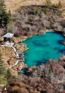 una vista aerea su un lago blu con gazebo di Apartment Misty Forest a Kranjska Gora