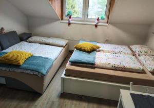 due letti uno accanto all'altro in una stanza di Apartment Misty Forest a Kranjska Gora