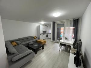 Χώρος καθιστικού στο ESS Apartment, Best Location with Parking!