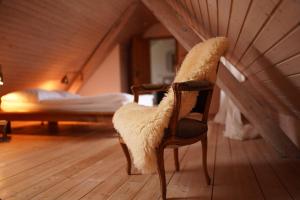 Habitación con silla y cama en el ático en Scheune im Grünen, en Staufen
