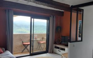 Μια τηλεόραση ή/και κέντρο ψυχαγωγίας στο Le Cosy Luberon - Gite provençal avec piscine