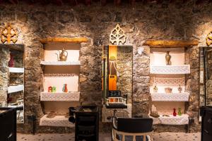 メディナにあるAnarat boutiqueの4つの窓と家具が置かれた棚のある部屋