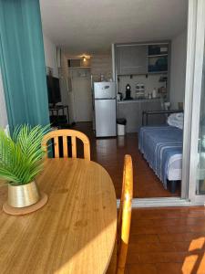 a kitchen and dining room with a table and a bed at Appartement de vacances - Splendide vue sur mer, Parking privé in Le Barcarès