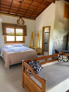バーハ・グランデにあるVilla Bromélia - Barra Grandeのベッド2台と窓のある寝室