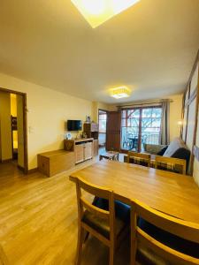 Televízia a/alebo spoločenská miestnosť v ubytovaní Appartements avec PISCINE INTÉRIEURE SAUNA Parking Étage 1 au Centre du Village dans Résidence Cami Réal