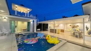 een huis met een zwembad met noedels in het zwembad bij Fin Camping & Pool Villa in Ban Hup Kaphong +19 foto's