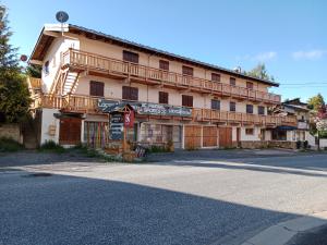 a building with a balcony on the side of a street at La Cabane d'Oza in Saint-Pierre-dels-Forcats