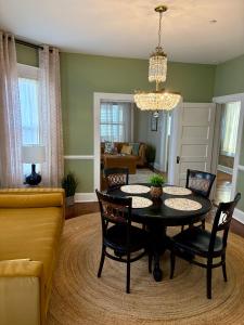 Et opholdsområde på Vintage Charm: Annapolis Retreat + 25 billeder