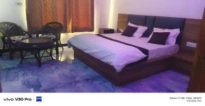 a bedroom with a large bed with a purple floor at OYO Hotel Paradise in Orchha