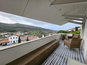 Un balcón con vista a una ciudad en Burgo da Villa, en Castelo de Vide